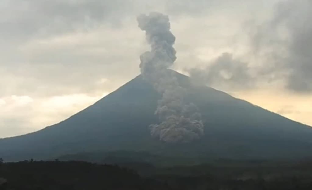 Gunung Semeru Meletus Hari Ini, Luncurkan Awan Panas 4,5 Km ke Besuk Kobokan Gunung Semeru Meletus Hari Ini, Luncurkan Awan Panas 4,5 Km ke Besuk Kobokan