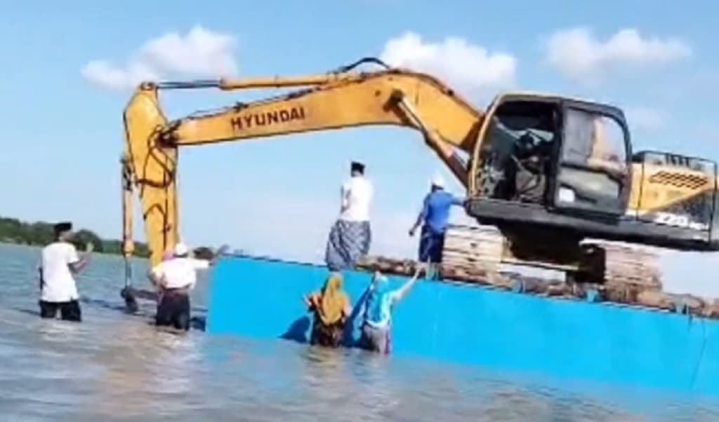 Tolak Reklamasi Tambak Garam, Warga Sumenep Adang Ekskavator di Pesisir Pantai Tolak Reklamasi Tambak Garam, Warga Sumenep Adang Ekskavator di Pesisir Pantai