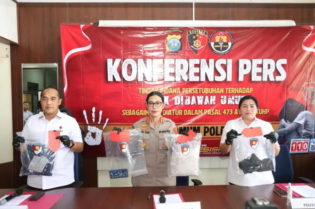 Bejat! Ayah di Kepri Setubuhi Anak Kandang sejak Usia 7 Tahun Bejat! Ayah di Kepri Setubuhi Anak Kandang sejak Usia 7 Tahun