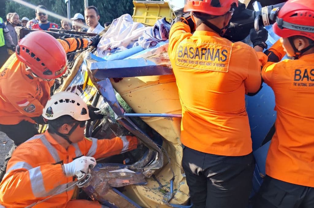 Kronologi Kecelakaan Beruntun di Wonosobo, Truk Masuk Jalur Berlawanan Tabrak 4 Kendaraan Kronologi Kecelakaan Beruntun di Wonosobo, Truk Masuk Jalur Berlawanan Tabrak 4 Kendaraan