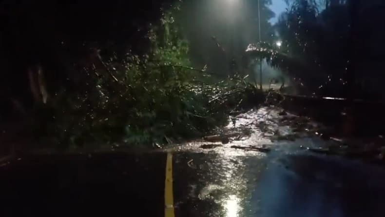 Longsor, Jalur Cadas Pangeran Sumedang Ditutup Total Longsor, Jalur Cadas Pangeran Sumedang Ditutup Total