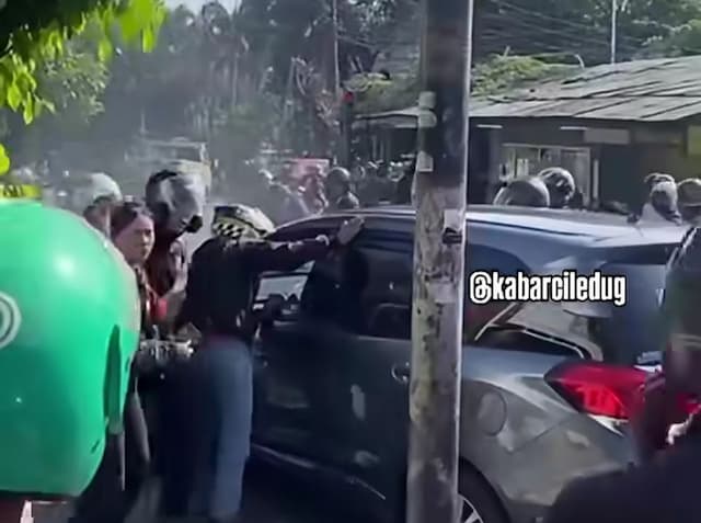 Mobil Seruduk Sejumlah Pemotor di Joglo Jakbar, Sopir jadi Sasaran Amuk Warga Mobil Seruduk Sejumlah Pemotor di Joglo Jakbar, Sopir jadi Sasaran Amuk Warga