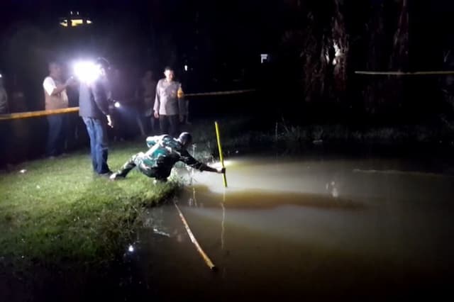 Pilu! 2 Bocah di Ponorogo Tewas Tenggelam saat Main di Kolam, Keluarga Histeris Pilu! 2 Bocah di Ponorogo Tewas Tenggelam saat Main di Kolam, Keluarga Histeris
