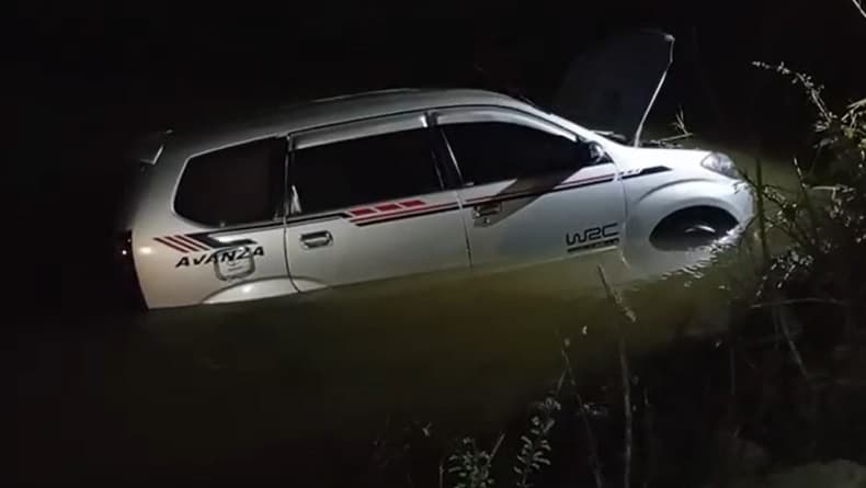 Pengemudi Salah Injak Pedal Gas, Avanza Terjun ke Sungai di Bangkalan Pengemudi Salah Injak Pedal Gas, Avanza Terjun ke Sungai di Bangkalan
