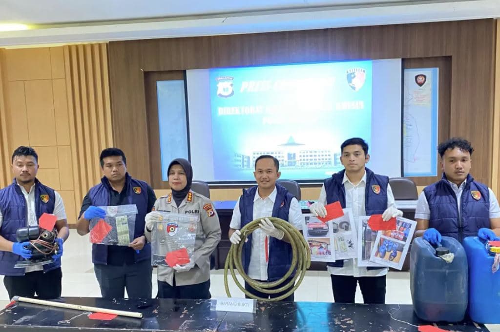 Polisi Bongkar Kasus 2 Ton BBM Ilegal di Ambon, 3 Orang Ditetapkan Tersangka Polisi Bongkar Kasus 2 Ton BBM Ilegal di Ambon, 3 Orang Ditetapkan Tersangka