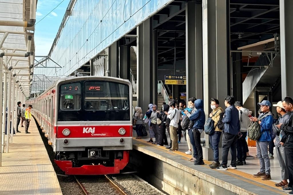 WFH ASN Hari Pertama, Penumpang KRL Turun 27 Persen WFH ASN Hari Pertama, Penumpang KRL Turun 27 Persen