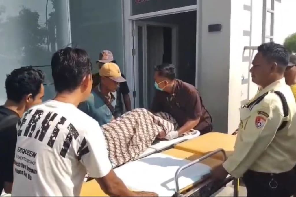 Tragis! Penumpang Ojek Tewas Jatuh dari Motor di Karawang, Diduga Sakit saat Perjalanan Tragis! Penumpang Ojek Tewas Jatuh dari Motor di Karawang, Diduga Sakit saat Perjalanan