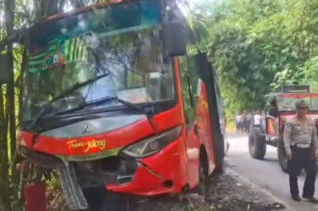 Kecelakaan Beruntun di Jalur Purworejo-Magelang Libatkan Bus Trans Jateng, 1 Orang Tewas Kecelakaan Beruntun di Jalur Purworejo-Magelang Libatkan Bus Trans Jateng, 1 Orang Tewas