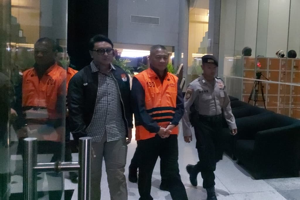 Penampakan Bupati Tulungagung Pakai Rompi Oranye usai Jadi Tersangka Pemerasan Penampakan Bupati Tulungagung Pakai Rompi Oranye usai Jadi Tersangka Pemerasan