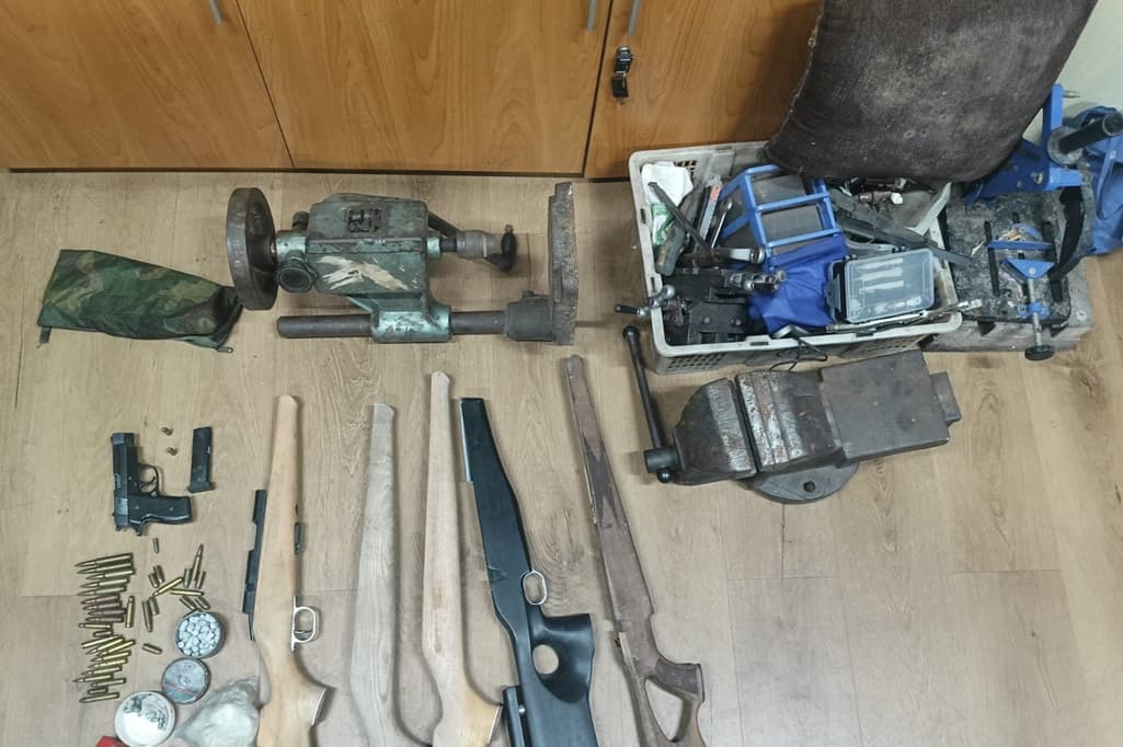 20 Tahun Rakit Senjata Api Ilegal, Ki Bedil Akhirnya Ditangkap 20 Tahun Rakit Senjata Api Ilegal, Ki Bedil Akhirnya Ditangkap