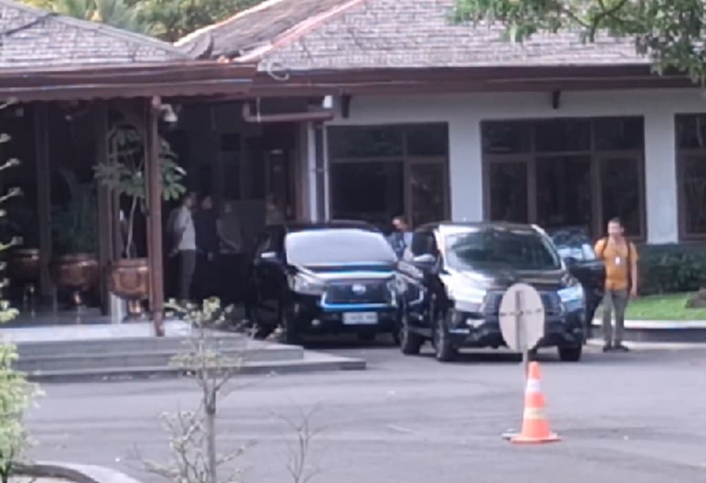 KPK Geledah Rumah Dinas Bupati Tulungagung Gatut Sunu, Sejumlah Dokumen Disita KPK Geledah Rumah Dinas Bupati Tulungagung Gatut Sunu, Sejumlah Dokumen Disita