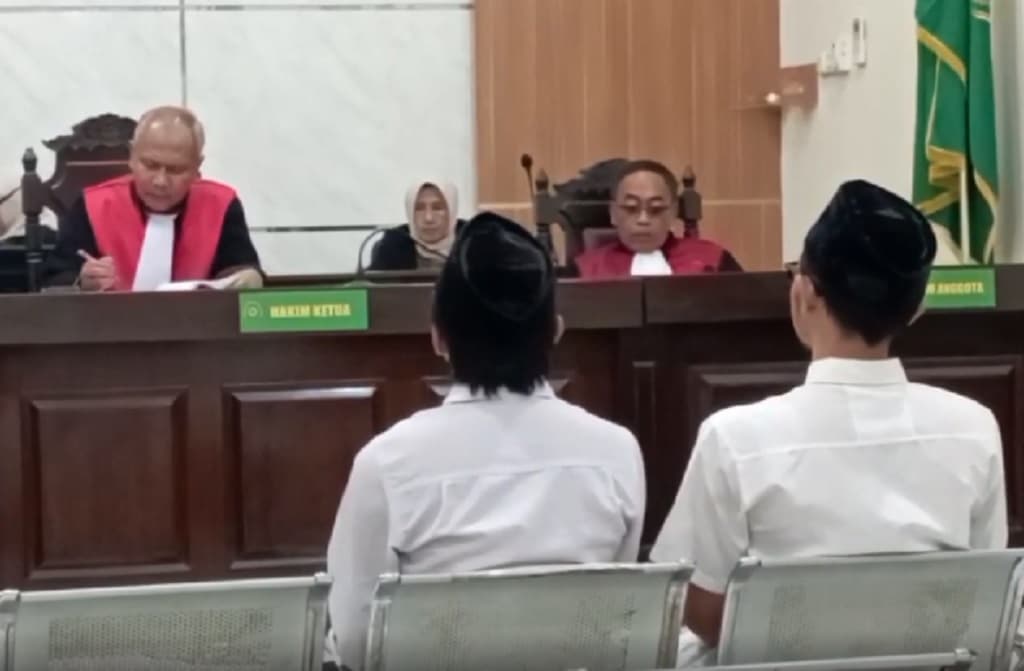 Tok! 2 Terdakwa Demo Rusuh di Gedung DPRD Jabar Divonis 1 Tahun Penjara Tok! 2 Terdakwa Demo Rusuh di Gedung DPRD Jabar Divonis 1 Tahun Penjara