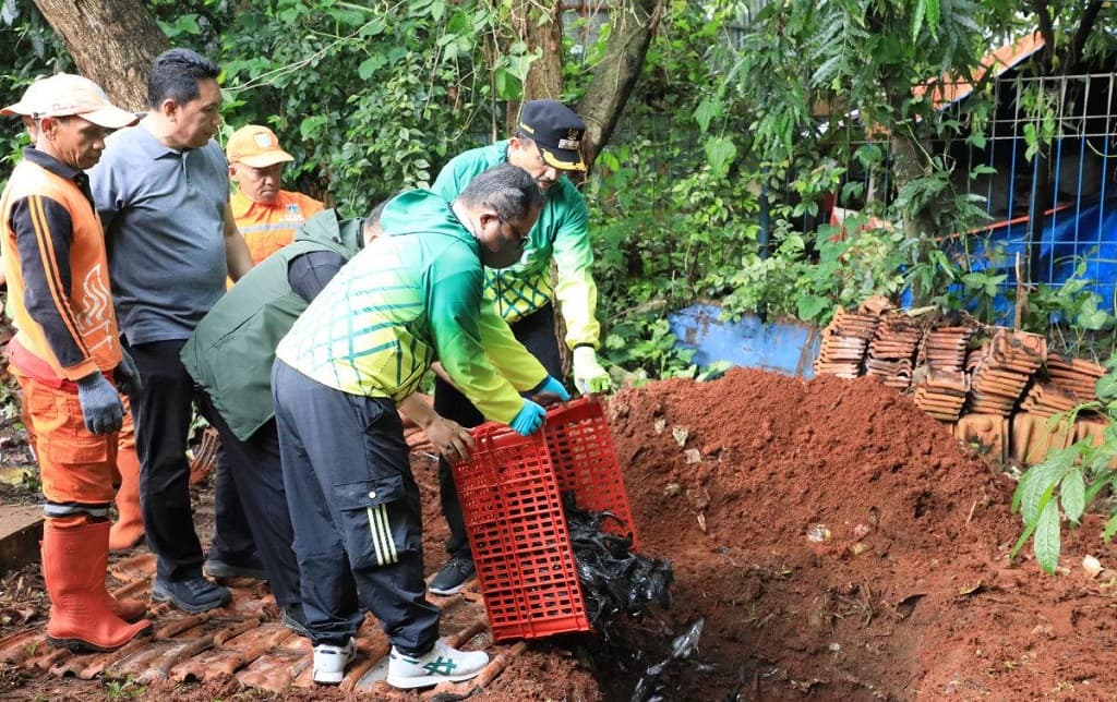 Pemkot Jaksel Basmi Ikan Sapu-Sapu, Tangkap 300 Kg hanya dalam Sejam Pemkot Jaksel Basmi Ikan Sapu-Sapu, Tangkap 300 Kg hanya dalam Sejam