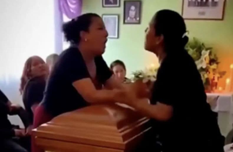 Viral! 2 Perempuan Berkelahi di Atas Peti, Saling Klaim Kekasih Jenazah Viral! 2 Perempuan Berkelahi di Atas Peti, Saling Klaim Kekasih Jenazah