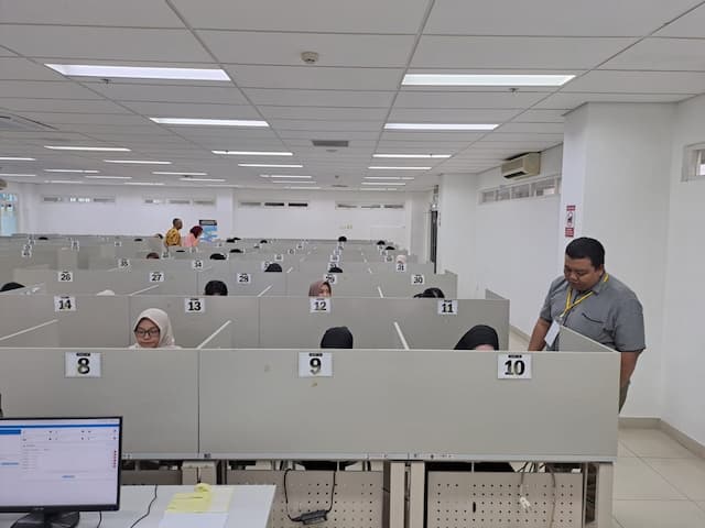 UTBK di UI Dijaga Ketat, Peserta Diperiksa dengan Metal Detector UTBK di UI Dijaga Ketat, Peserta Diperiksa dengan Metal Detector