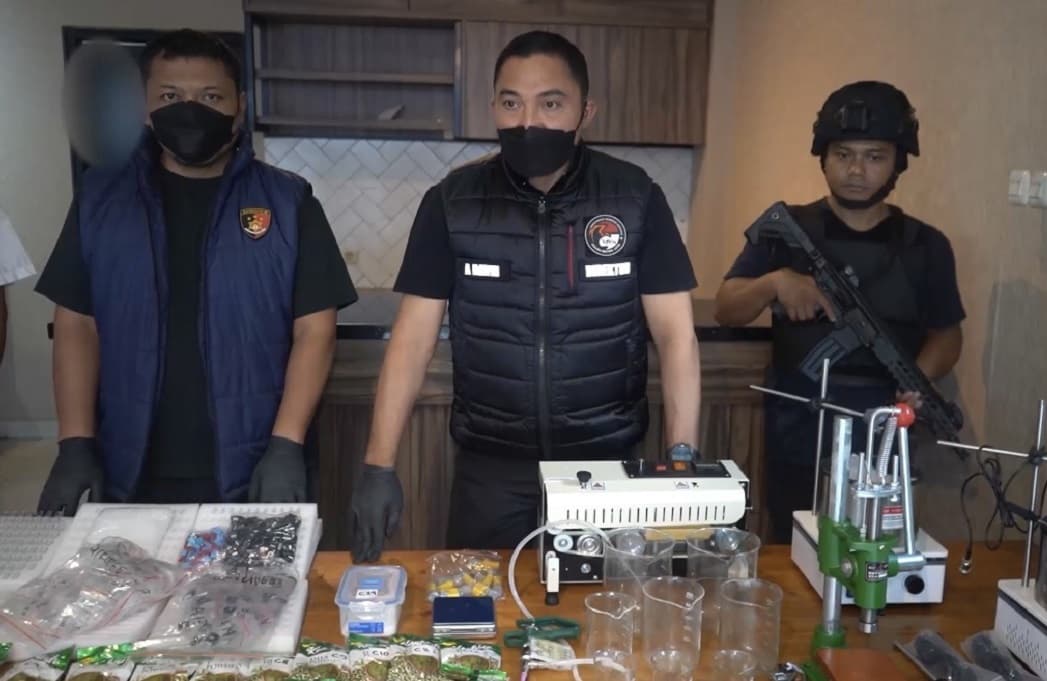 Polda Metro Bongkar Lab Vape Etomidate di Apartemen Tangerang, Tangkap 1 WN Malaysia Polda Metro Bongkar Lab Vape Etomidate di Apartemen Tangerang, Tangkap 1 WN Malaysia