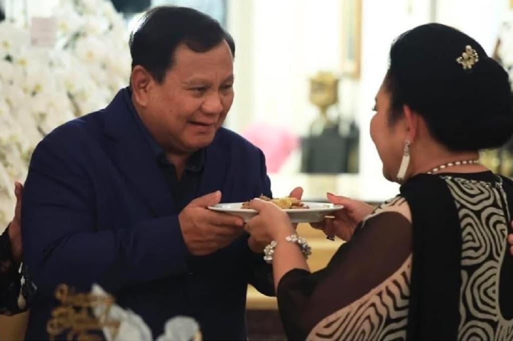 Momen Prabowo Dapat Potongan Tumpeng dari Titiek Soeharto saat Syukuran Ultah Momen Prabowo Dapat Potongan Tumpeng dari Titiek Soeharto saat Syukuran Ultah
