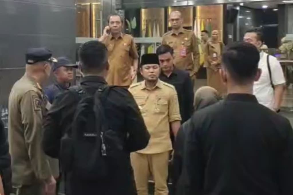 Demo di Kantor Gubernur Kaltim Dibubarkan Polisi, Gubernur Rudy Mas’ud Bungkam Demo di Kantor Gubernur Kaltim Dibubarkan Polisi, Gubernur Rudy Mas’ud Bungkam