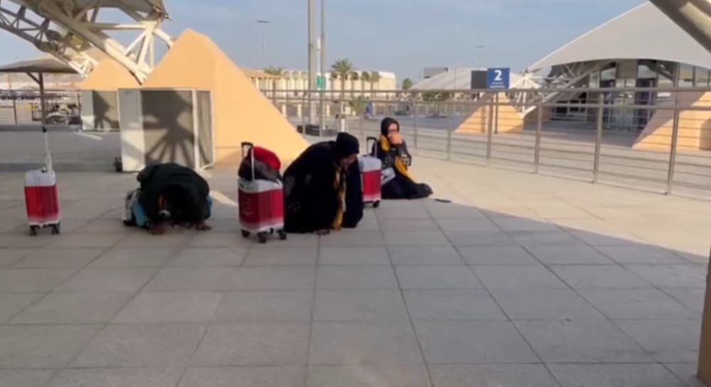 Jemaah Haji RI Disambut Meriah di Madinah, Langsung Sujud Syukur Jemaah Haji RI Disambut Meriah di Madinah, Langsung Sujud Syukur