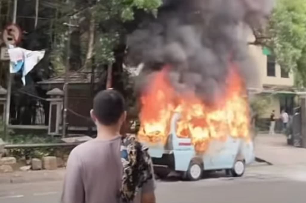 Brutal! Serobot Antrean, Sopir Angkot di Tanah Abang Bakar Rekannya Sesama Sopir Brutal! Serobot Antrean, Sopir Angkot di Tanah Abang Bakar Rekannya Sesama Sopir