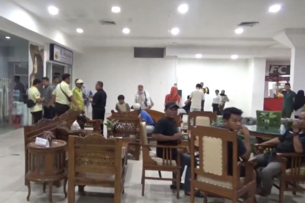 Gagal Umrah, Korban Penipuan Geruduk Kantor Agen Biro Perjalanan di Mal Semarang Gagal Umrah, Korban Penipuan Geruduk Kantor Agen Biro Perjalanan di Mal Semarang