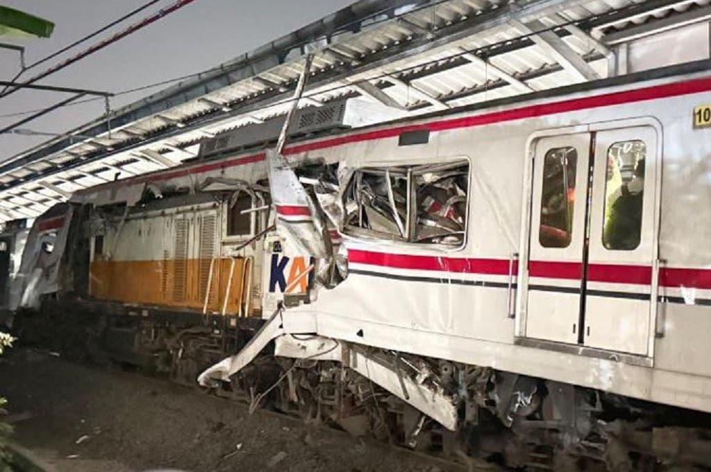 Ngeri! Penampakan Gerbong Hancur usai Tabrakan KA Argo Bromo dengan KRL di Bekasi Timur Ngeri! Penampakan Gerbong Hancur usai Tabrakan KA Argo Bromo dengan KRL di Bekasi Timur