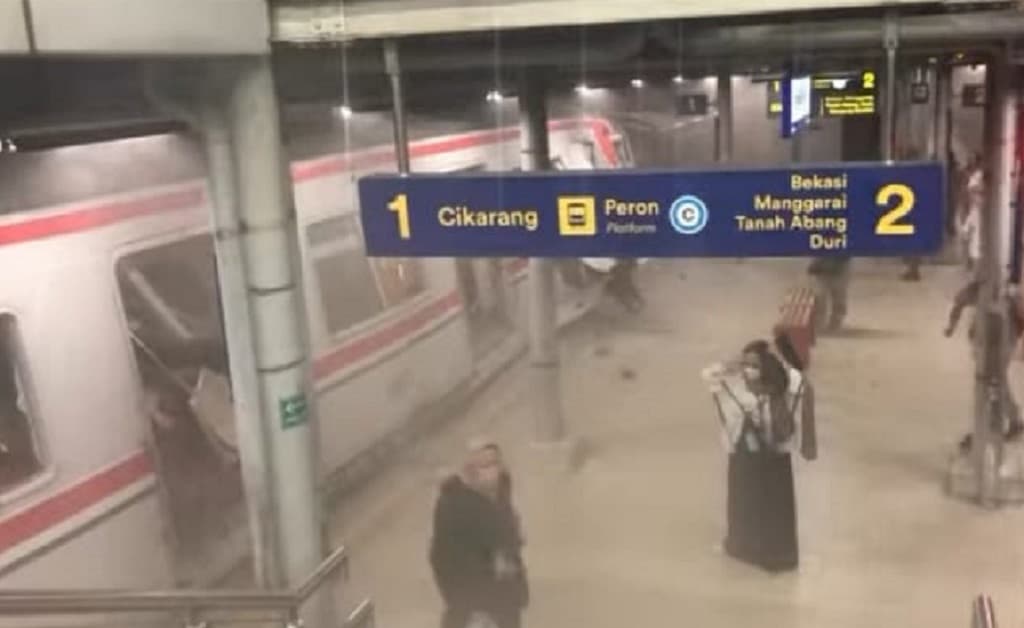 Breaking News: KRL Commuter Line Kecelakaan di Bekasi Breaking News: KRL Commuter Line Kecelakaan di Bekasi