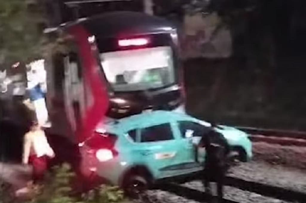 Gara-Gara Taksi, KA Argo Bromo dan KRL Tabrakan di Bekasi Timur Gara-Gara Taksi, KA Argo Bromo dan KRL Tabrakan di Bekasi Timur