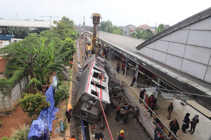 Proses Evakuasi Bangkai Kereta di Bekasi Timur Proses Evakuasi Bangkai Kereta di Bekasi Timur