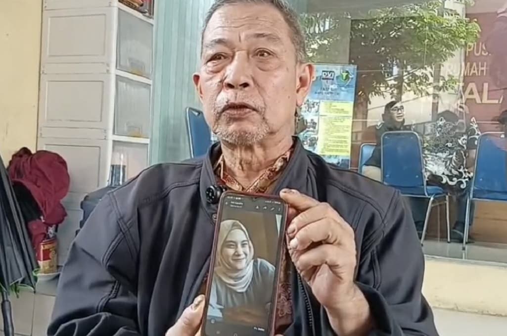 Pilu! Keluarga Harap-Harap Cemas Tunggu Identifikasi Korban Kecelakaan Kereta Bekasi Pilu! Keluarga Harap-Harap Cemas Tunggu Identifikasi Korban Kecelakaan Kereta Bekasi