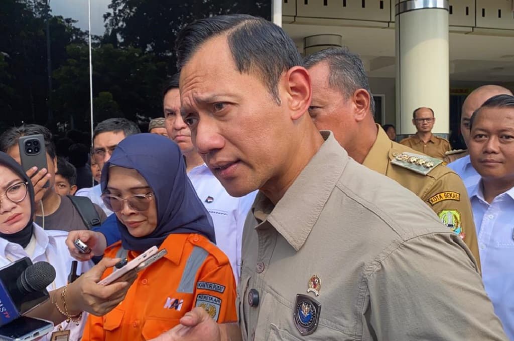 AHY Jenguk Korban Kecelakaan Kereta di Bekasi, Bertemu Pasien Patah Tulang AHY Jenguk Korban Kecelakaan Kereta di Bekasi, Bertemu Pasien Patah Tulang