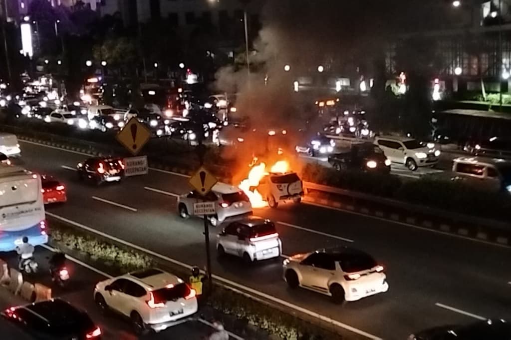 Heboh! Mobil Terbakar di Tol Dalam Kota Jakarta Dekat Polda Metro Jaya Heboh! Mobil Terbakar di Tol Dalam Kota Jakarta Dekat Polda Metro Jaya
