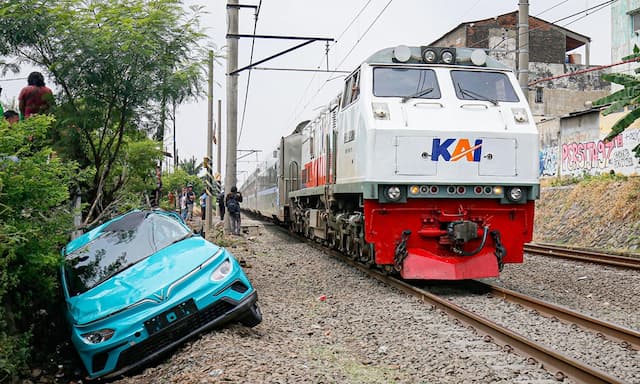 Komut KAI Wanti-Wanti Kendaraan di Perlintasan: Mobil Melintas saat Kereta Dekat Bisa Picu Mati Mesin Komut KAI Wanti-Wanti Kendaraan di Perlintasan: Mobil Melintas saat Kereta Dekat Bisa Picu Mati Mesin