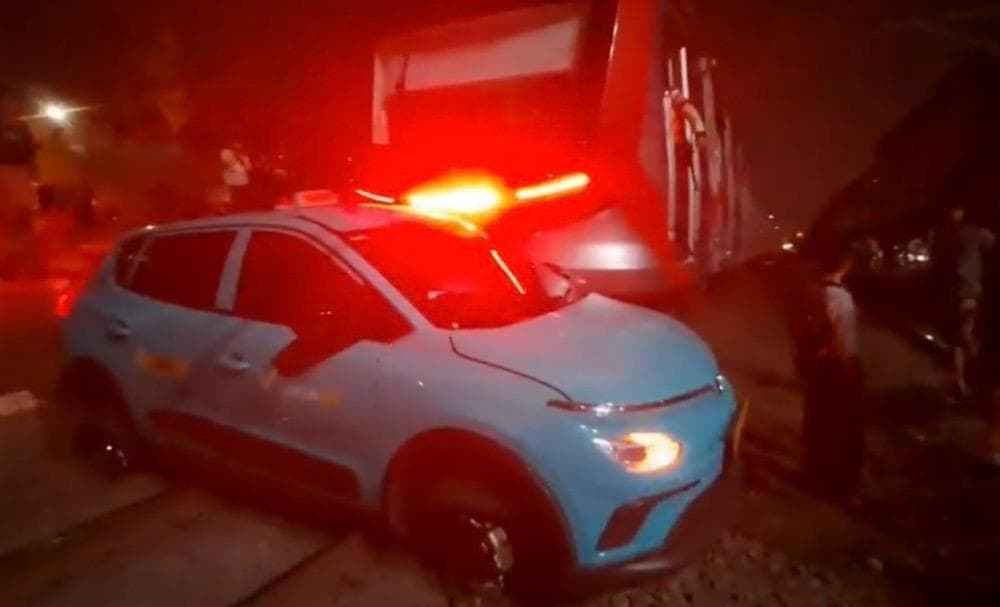 Penampakan Taksi Mogok di Rel yang Diduga Picu Tabrakan Kereta di Bekasi Timur Penampakan Taksi Mogok di Rel yang Diduga Picu Tabrakan Kereta di Bekasi Timur