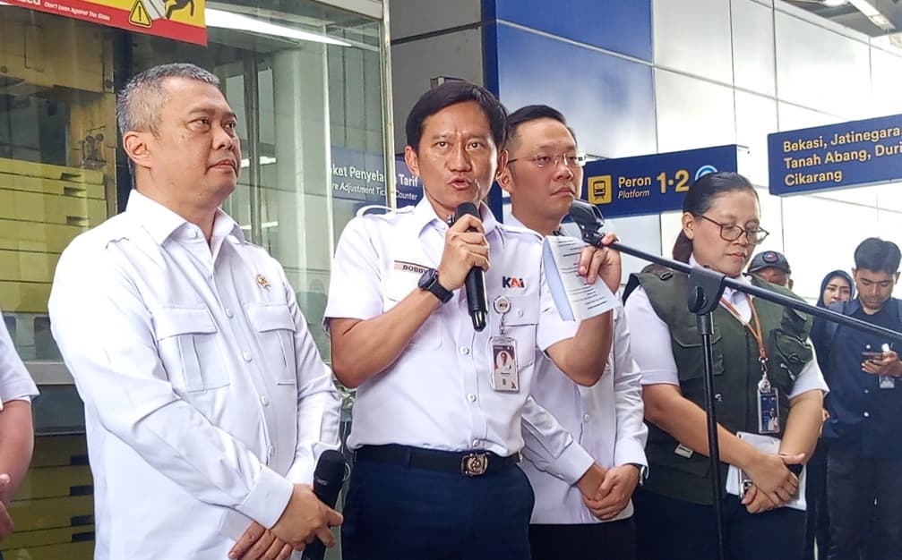Kereta Jarak Jauh Sudah Melintas di Jalur 1 Stasiun Bekasi Timur, Kecepatan Dibatasi 30 Km/Jam Kereta Jarak Jauh Sudah Melintas di Jalur 1 Stasiun Bekasi Timur, Kecepatan Dibatasi 30 Km/Jam