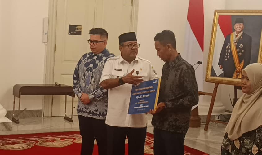 Taspen Serahkan Santunan Rp283 Juta bagi Ahli Waris Korban Kecelakaan Kereta di Bekasi Timur Taspen Serahkan Santunan Rp283 Juta bagi Ahli Waris Korban Kecelakaan Kereta di Bekasi Timur