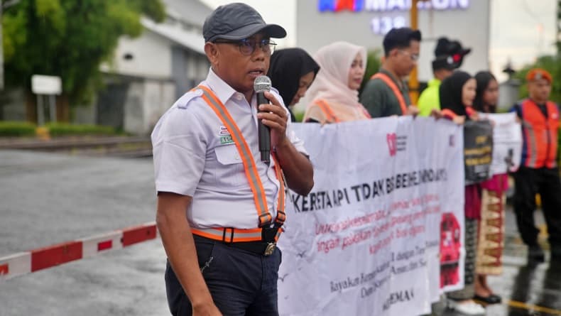 Truk Ringsek Ditabrak KA Doho, KAI Daop 7 Madiun Ingatkan Disiplin di Pelintasan Kereta Truk Ringsek Ditabrak KA Doho, KAI Daop 7 Madiun Ingatkan Disiplin di Pelintasan Kereta