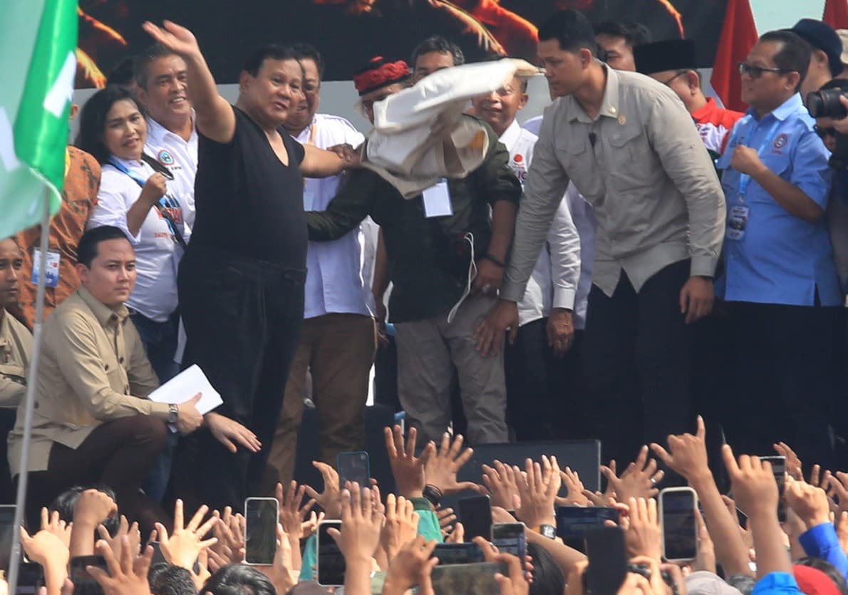 Momen Presiden Prabowo Lempar Baju yang Dipakai untuk Buruh Momen Presiden Prabowo Lempar Baju yang Dipakai untuk Buruh