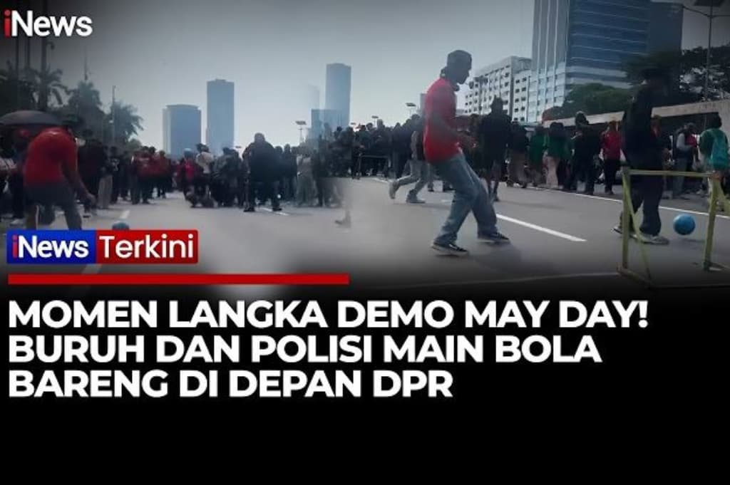 Momen Langka May Day di DPR, Buruh Main Bola Bareng Polisi di Tengah Demo Momen Langka May Day di DPR, Buruh Main Bola Bareng Polisi di Tengah Demo