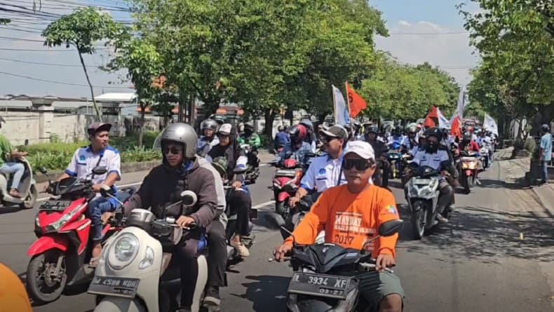 Ribuan Buruh Sidoarjo Gelar Aksi May Day, Konvoi ke Kantor Gubernur Jatim Ribuan Buruh Sidoarjo Gelar Aksi May Day, Konvoi ke Kantor Gubernur Jatim
