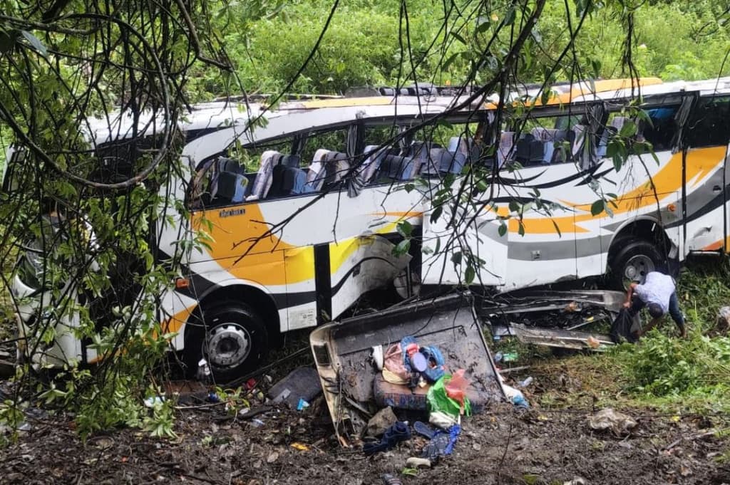 Kecelakaan Bus Pariwisata Terjun ke Jurang 15 Meter di Toba, 50 Orang Luka-Luka Kecelakaan Bus Pariwisata Terjun ke Jurang 15 Meter di Toba, 50 Orang Luka-Luka