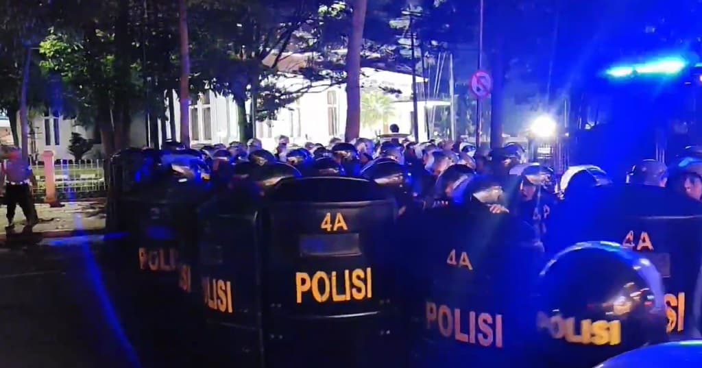 Kapolda Jabar Turun ke Jalan Bubarkan Massa Berbaju Hitam usai Bakar Pos Polisi Kapolda Jabar Turun ke Jalan Bubarkan Massa Berbaju Hitam usai Bakar Pos Polisi