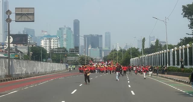 Ribuan Buruh Tumpah Ruah di Jalan Depan DPR, Gatot Subroto Ditutup Ribuan Buruh Tumpah Ruah di Jalan Depan DPR, Gatot Subroto Ditutup