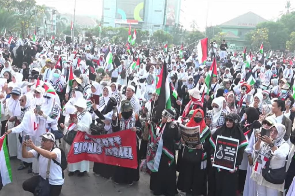 Ribuan Warga Bekasi Hadiri Aksi Solidaritas untuk Palestina, Doakan 4 Prajurit TNI Gugur Ribuan Warga Bekasi Hadiri Aksi Solidaritas untuk Palestina, Doakan 4 Prajurit TNI Gugur