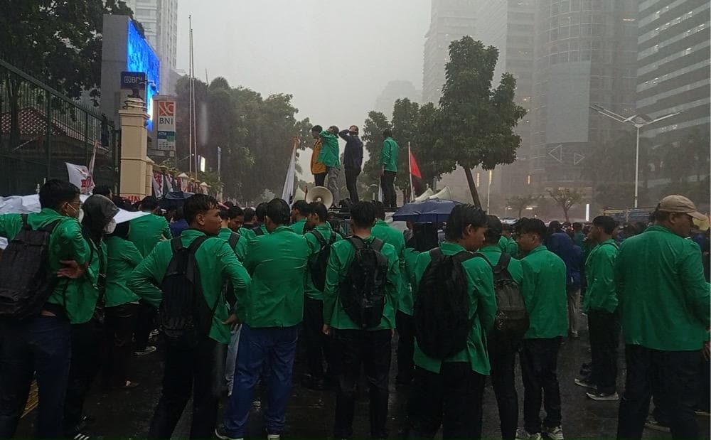 Diguyur Hujan Deras, BEM SI Tetap Gelar Aksi di Kemendiktisaintek Diguyur Hujan Deras, BEM SI Tetap Gelar Aksi di Kemendiktisaintek