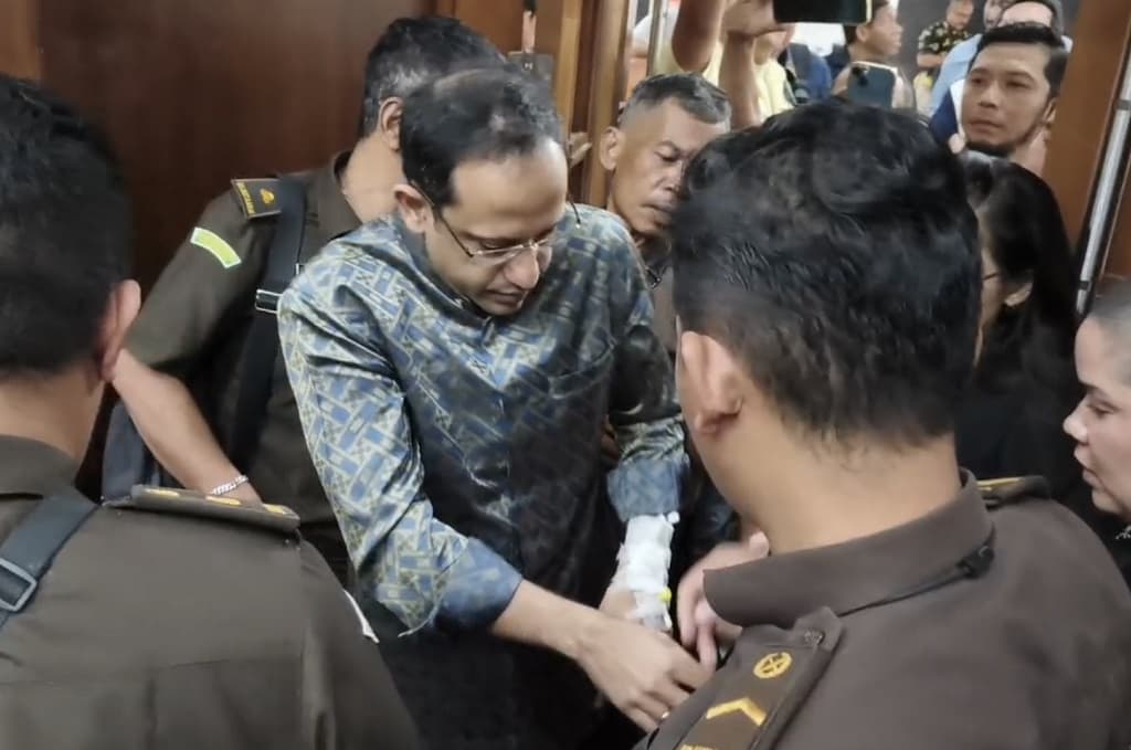 Nadiem Kembali Bersidang usai Dirawat di RS, Alat Infus Masih Nempel di Tangan Nadiem Kembali Bersidang usai Dirawat di RS, Alat Infus Masih Nempel di Tangan