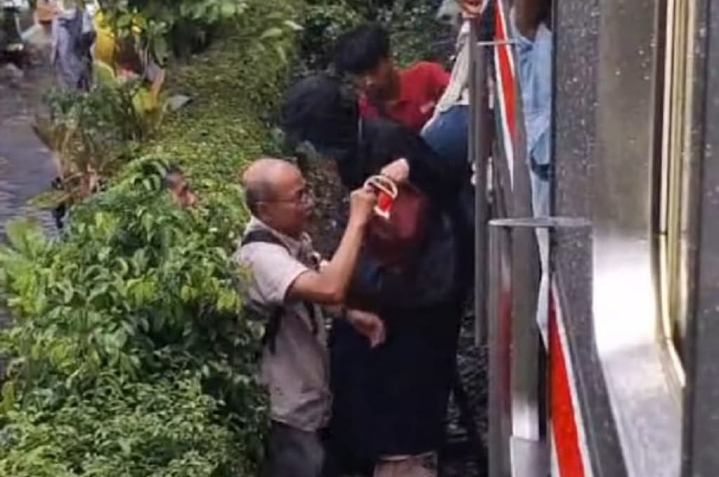 KRL Mogok hingga AC Mati di Tangsel, Penumpang Melompat Keluar dari Kereta KRL Mogok hingga AC Mati di Tangsel, Penumpang Melompat Keluar dari Kereta