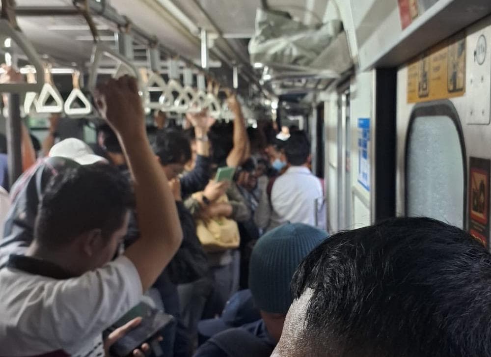 KRL Arah Rangkasbitung Gangguan akibat Muncul Percikan Api di Tiang Listrik KRL Arah Rangkasbitung Gangguan akibat Muncul Percikan Api di Tiang Listrik
