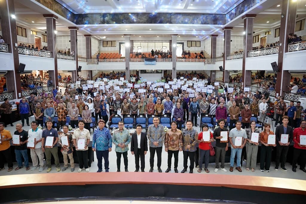 BRI bersama Pemerintah Dorong Penguatan Ekonomi Kreatif di Bali lewat Akad Massal KUR 1.000 UMKM BRI bersama Pemerintah Dorong Penguatan Ekonomi Kreatif di Bali lewat Akad Massal KUR 1.000 UMKM