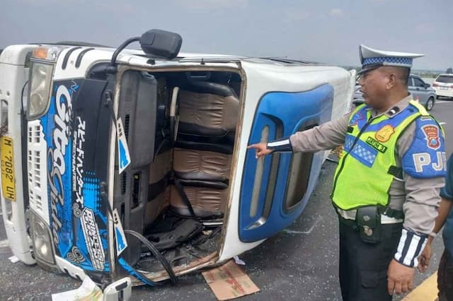 Kecelakaan Mobil Rombongan Pengantin di Tol Jombang-Mojokerto, 10 Penumpang Luka Kecelakaan Mobil Rombongan Pengantin di Tol Jombang-Mojokerto, 10 Penumpang Luka